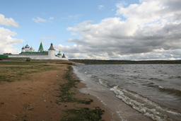 Если уровень воды в Чебоксарском водохранилище поднимется, Макарьевский монастырь окажется отрезанным от «большой земли». А что будет с расположенными рядом домами?
