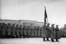 Бойцы 322-й стрелковой дивизии принимают знамя. Нисон Капелюш
