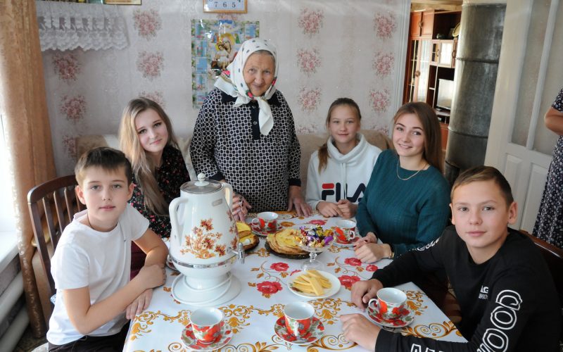 Занятия в гости к бабушке. Внуки у бабушки в гостях. Внук в гостях. Бабушка пришла в гости. Внуки пришли в гости к бабушке.