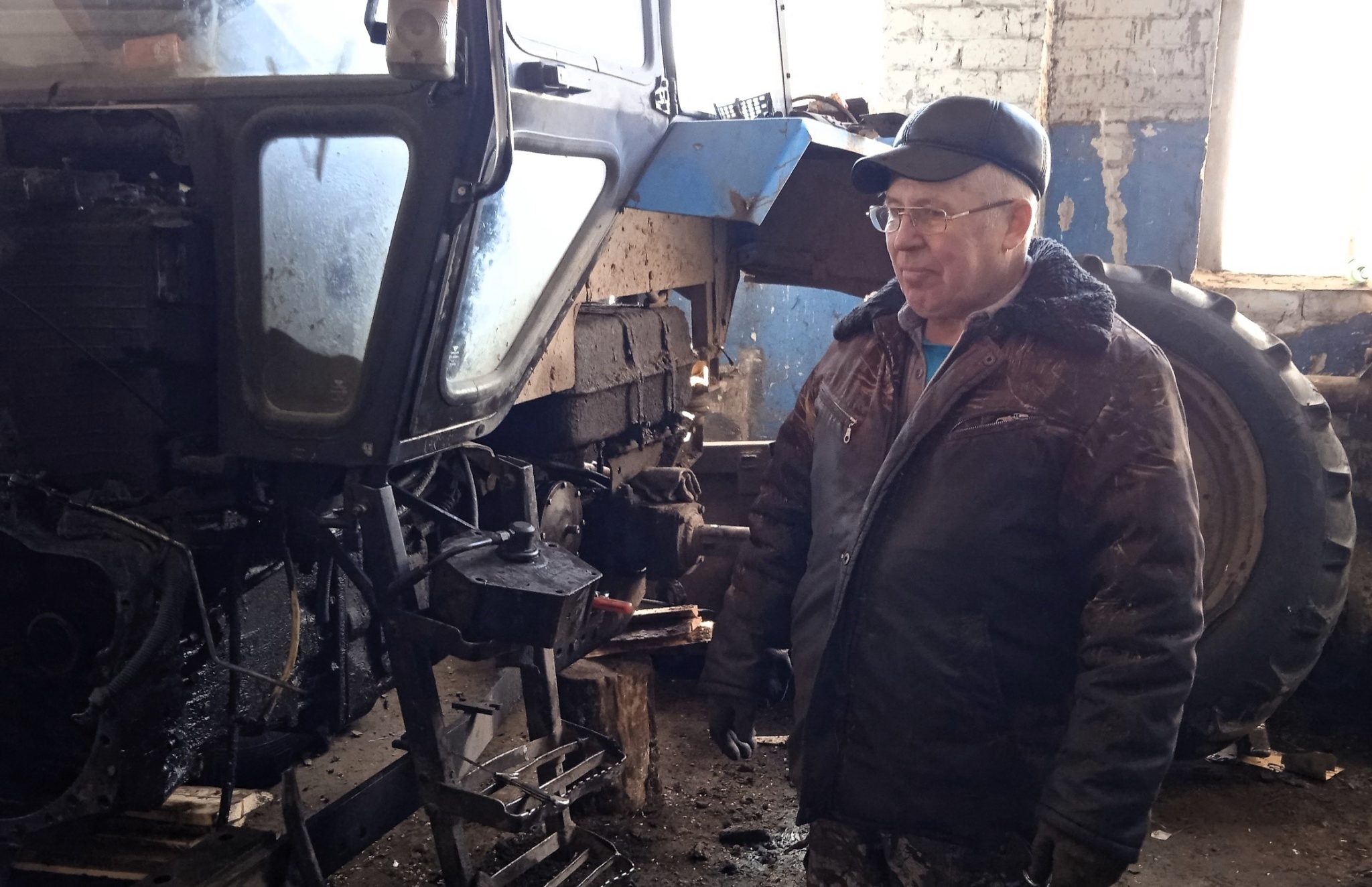 трактор пашет землю. вспашка почвы. распашка земли трактором. культивация почвы трактором мтз 82. трактор с плугом.